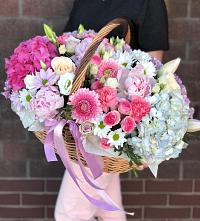 Композиция солнечный день в Духовницкое Цветочная композиция из Розы, Хризантемы, Пионы и Лизиантусы в корзине в Духовницкое