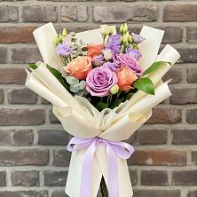 Букет цветов из:  Лизиантусы и Розы в Духовницкое