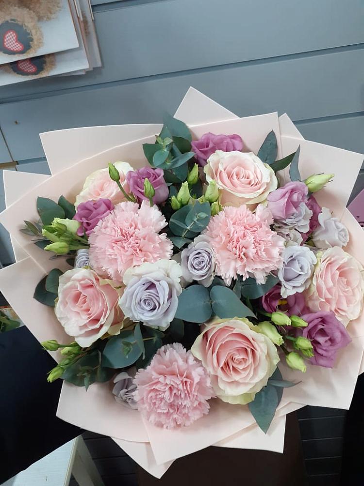 Букет цветов из: Розы, Гвоздики и Лизиантусы в Духовницкое